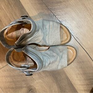 Blowfish - sandals - tan - size 6.5